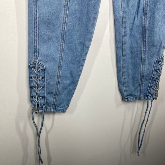 Riot Missguided High-Rise Light Wash Blue Denim Mom Jeans Women's Size 25 - Picture 3 of 9